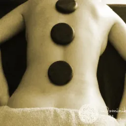 Masaż gorącymi kamieniami.