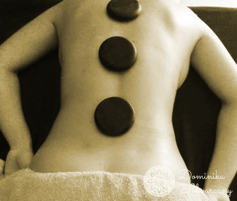 Masaż gorącymi kamieniami.