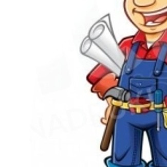 Uśmiechnięty, animowany robotnik w niebieskim kombinezonie, czerwonej koszuli i pomarańczowych rękawicach, trzymający zwój planów budowlanych pod pachą i narzędzia w pasie.