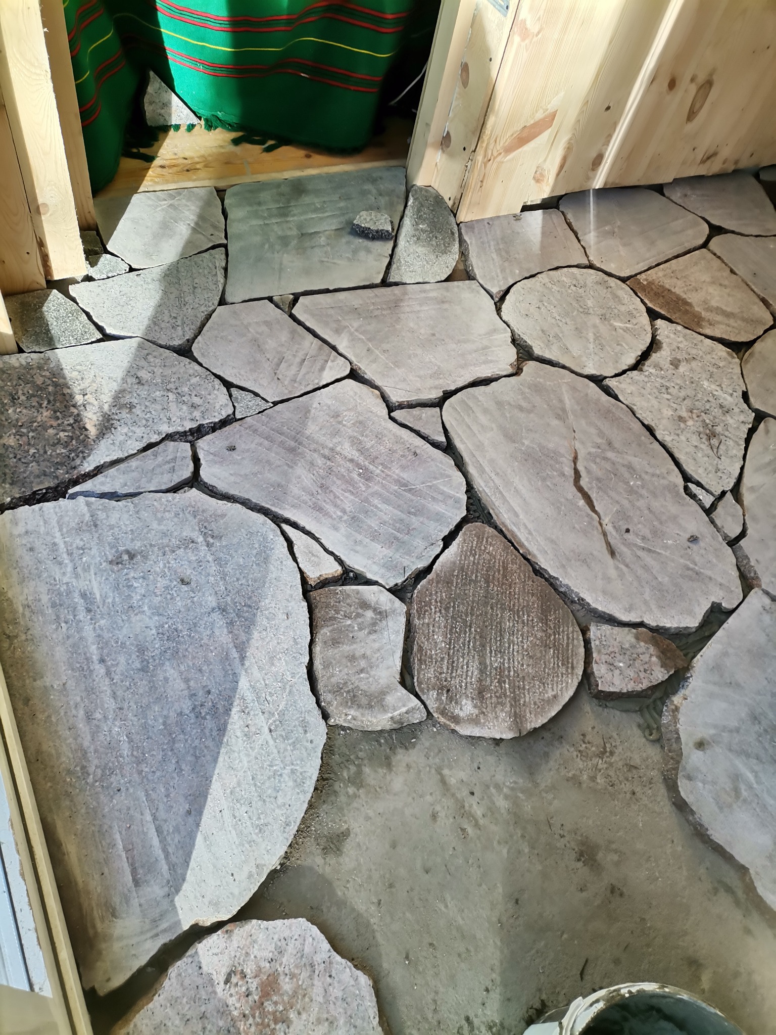 Układanie kamienia cietego