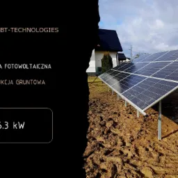 Panel słoneczny o mocy 6.3 kW zamontowany na konstrukcji gruntowej, widoczny na tle domu jednorodzinnego w pochmurny dzień.