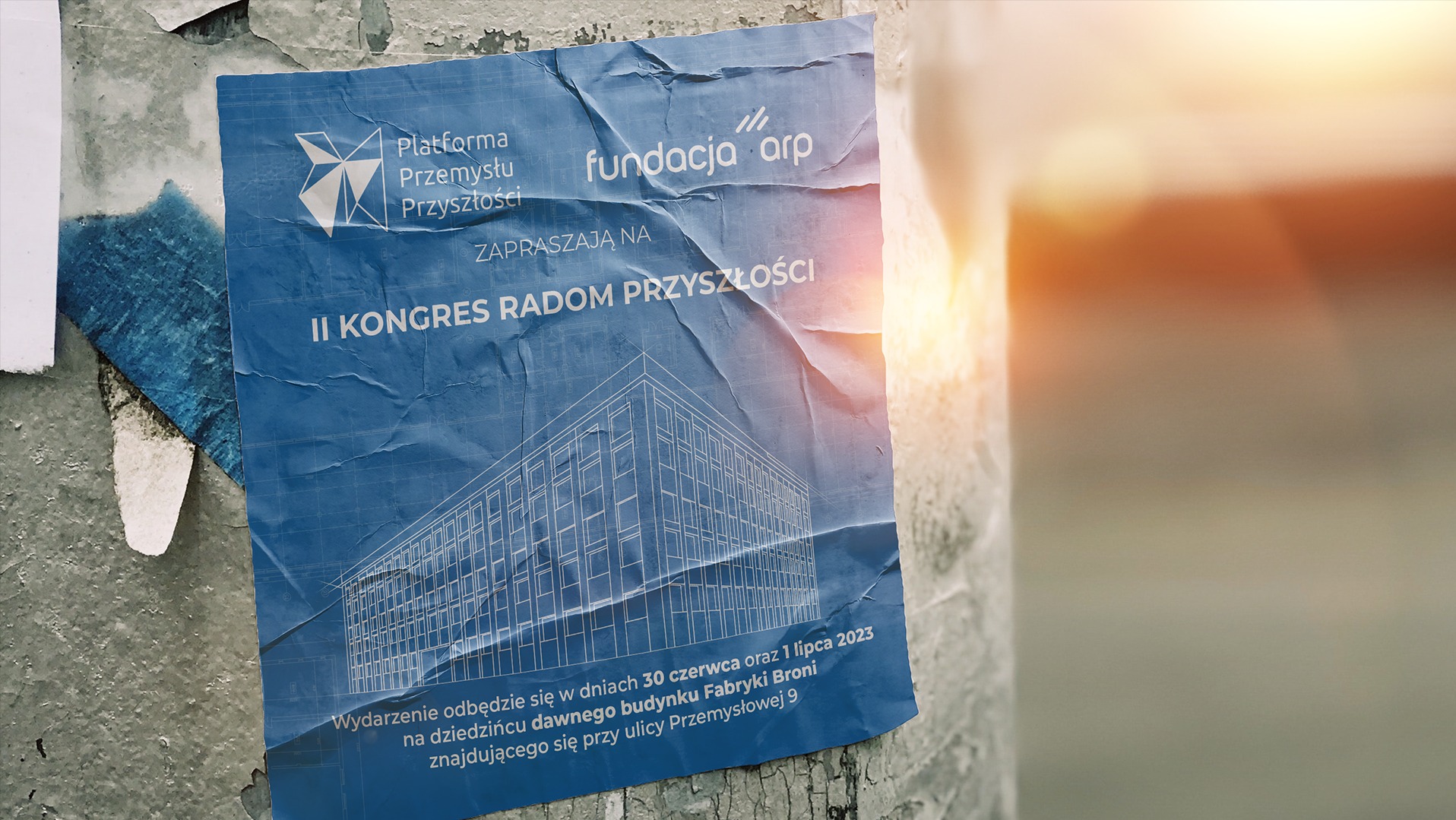 Niebieski plakat wydarzenia 'II Kongres Radom Przyszłości' przyklejony do ściany. Widoczne logo Platformy Przemysłu Przyszłości i Fundacji ARP. Plakat pognieciony.