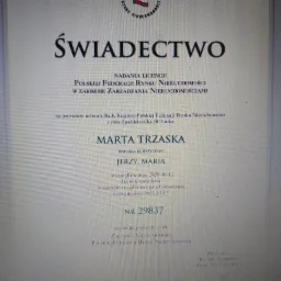 Skan świadectwa nadania licencji zawodowej w zakresie zarządzania nieruchomościami, wydanego przez Polską Federację Rynku Nieruchomości dla Marty Trzaska, ważnego do 2023 roku.
