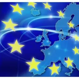 Stylizowana mapa Europy z nałożonymi gwiazdami symbolizującymi Unię Europejską, z dynamicznymi smugami światła na ciemnoniebieskim tle.