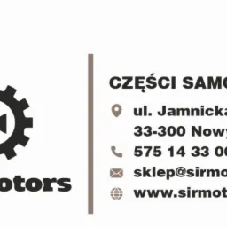 Logo firmy Sir Motors z symbolem zębatki i adresem, numerem telefonu oraz adresem e-mail i strony internetowej, oferującej części samochodowe, Nowy Sącz.