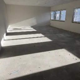 Podłoże przed wykonaniem wylewki pod panele winylowe.