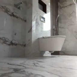 Nowoczesna łazienka z marmurowymi płytkami na ścianach i podłodze, wisząca toaleta i zabudowane półki w pionowym słupie.