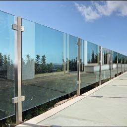 Balustrady szklane montowane na słupkach