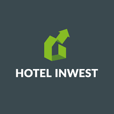 Logo firmy Hotel Invest: stylizowana zielona strzałka w kształcie litery G na szarym tle.