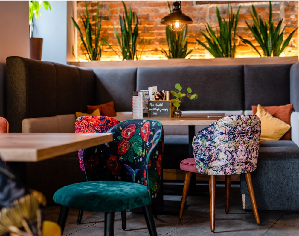 KATOSIX6 - kawiarnia w Katowicach. Realizacja i dostawa wraz z montażem kanap restauracyjnych i krzeseł.