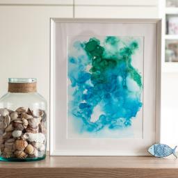 Abstrakcyjny obraz na papierze w odcieniach morskiej zieleni i błękitów.