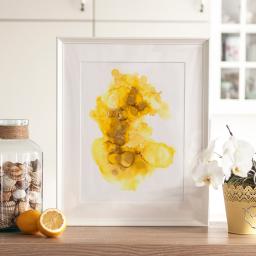 Abstrakcyjny obraz na papierze w odcieniach żółci: miodowej, musztardowej i słonecznej.