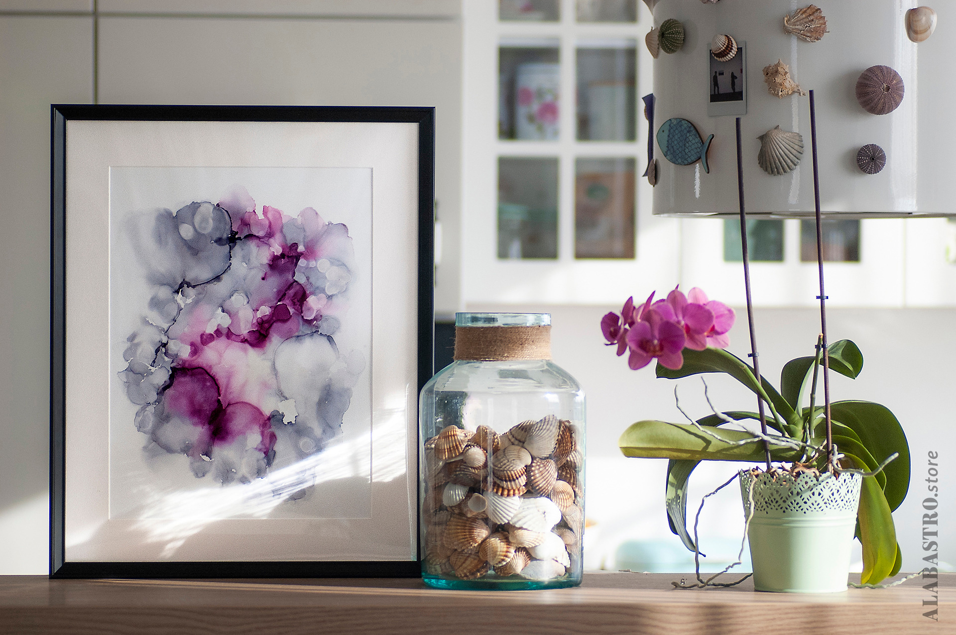 Abstrakcyjny obraz na papierze w odcieniach szarości i fuksji.