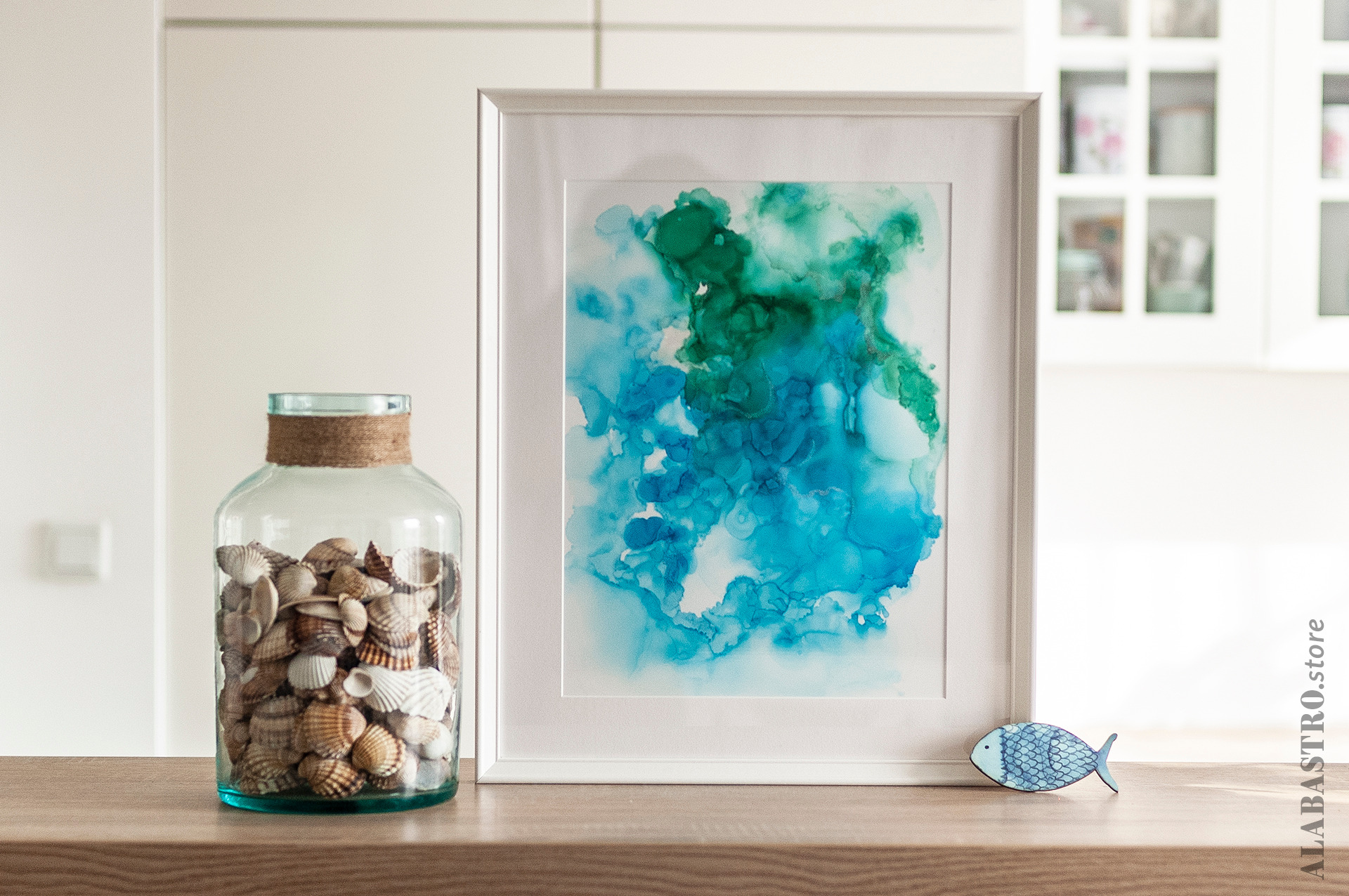 Abstrakcyjny obraz na papierze w odcieniach morskiej zieleni i błękitów.