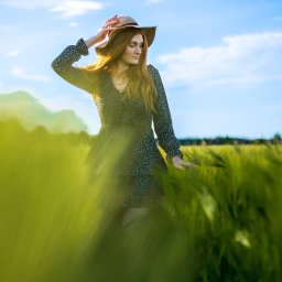 Klaudia w zbożu, pięknie i kobieco