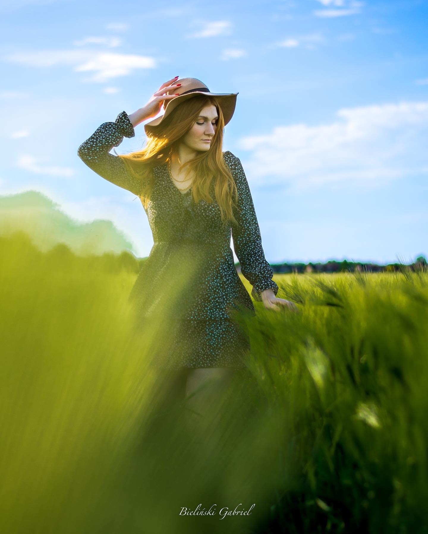 Klaudia w zbożu, pięknie i kobieco