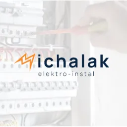 Zdjęcie rozdzielnicy elektrycznej w trakcie pracy, widoczny śrubokręt i logo firmy 'Michalak elektro-instal' na pierwszym planie.