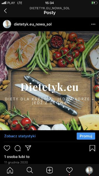 Kompozycja zdrowych produktów spożywczych: łosoś, wołowina, warzywa, orzechy i owoce na drewnianej desce, z widocznymi sztućcami i napisem 'Dietetyk.eu'.