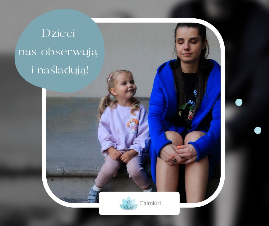 Kobieta w niebieskim kardiganie siedzi obok małej dziewczynki w bluzie z bohaterem bajki Paw Patrol, obie siedzą na schodach, patrząc w jednym kierunku.