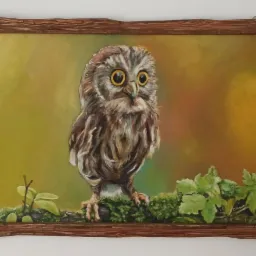 Obraz olejny przedstawiający sowę uszatkę z dużymi oczami, siedzącą na zarośniętej mchem gałęzi na tle rozmytego krajobrazu w odcieniach zieleni i brązu, oprawiony w rustykalną, drewnianą ramę.