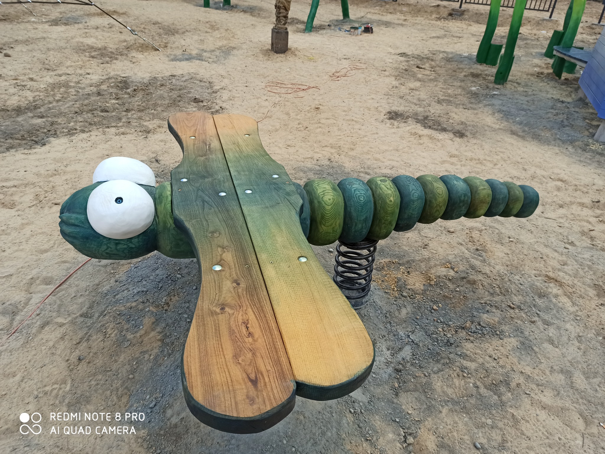 Ważka na sprężynach na plac zabaw