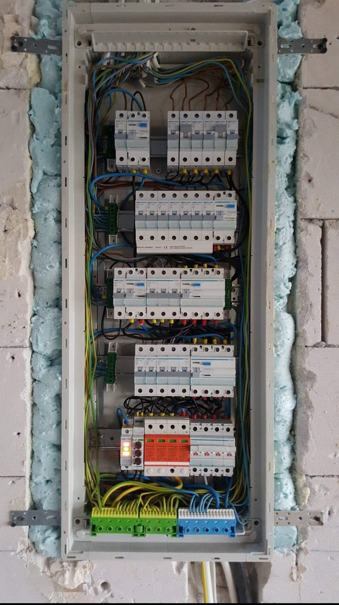 Skrzynka rozdzielcza w jedno piętrowym budynku.