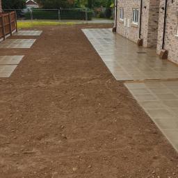 Fachowo wykonane praca.
Plyty ogrodowe polozone na utwardzonym podlozu z kruszca okolo 15cm I polsuchym betonie okolo 4cm 