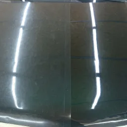 Porównanie stanu lakieru na masce samochodu przed i po polerowaniu, widoczne rysy i niedoskonałości po lewej stronie oraz gładka powierzchnia po prawej.