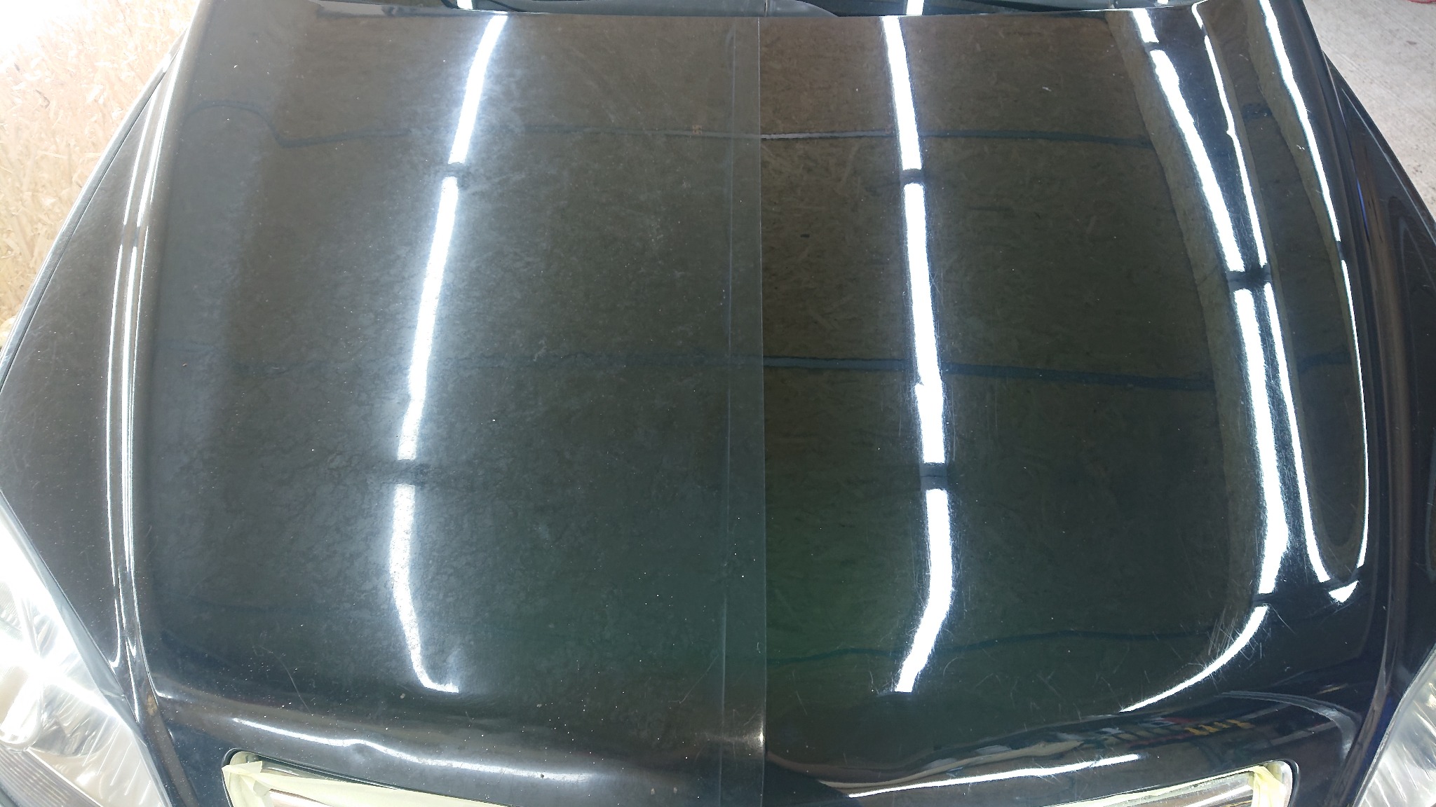 Porównanie stanu lakieru na masce samochodu przed i po polerowaniu, widoczne rysy i niedoskonałości po lewej stronie oraz gładka powierzchnia po prawej.