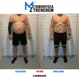 Mężczyzna przed i po odchudzaniu, widoczna różnica w sylwetce, waga przed 116.9 kg, waga po 105.9 kg, utrata 11 kg w 4 miesiące, białe kafelki w tle.