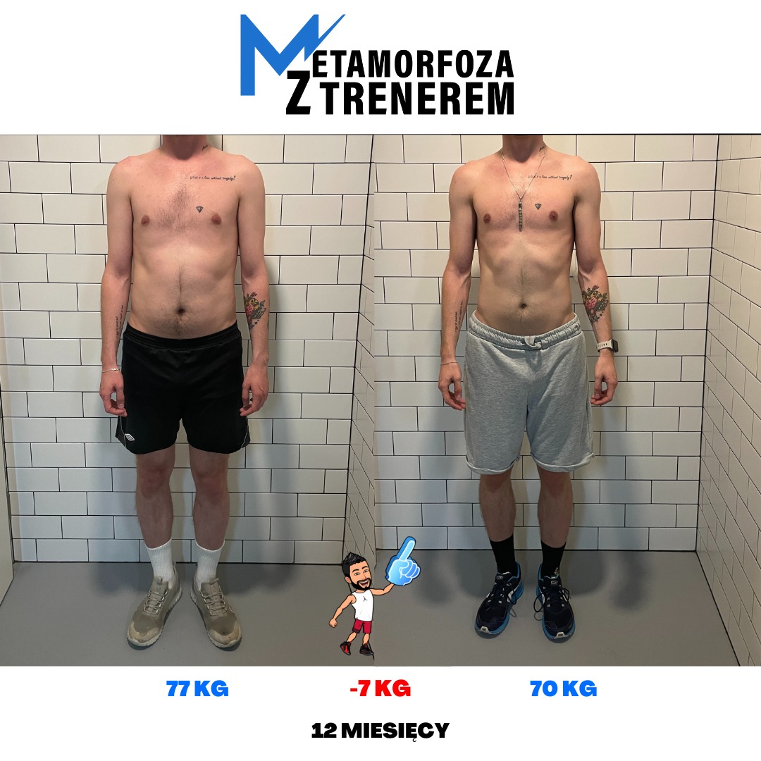 Mężczyzna prezentuje swoją metamorfozę sylwetki po 12 miesiącach, widoczne porównanie 'przed' i 'po' z wagą 77kg i 70kg na tle białych płytek.