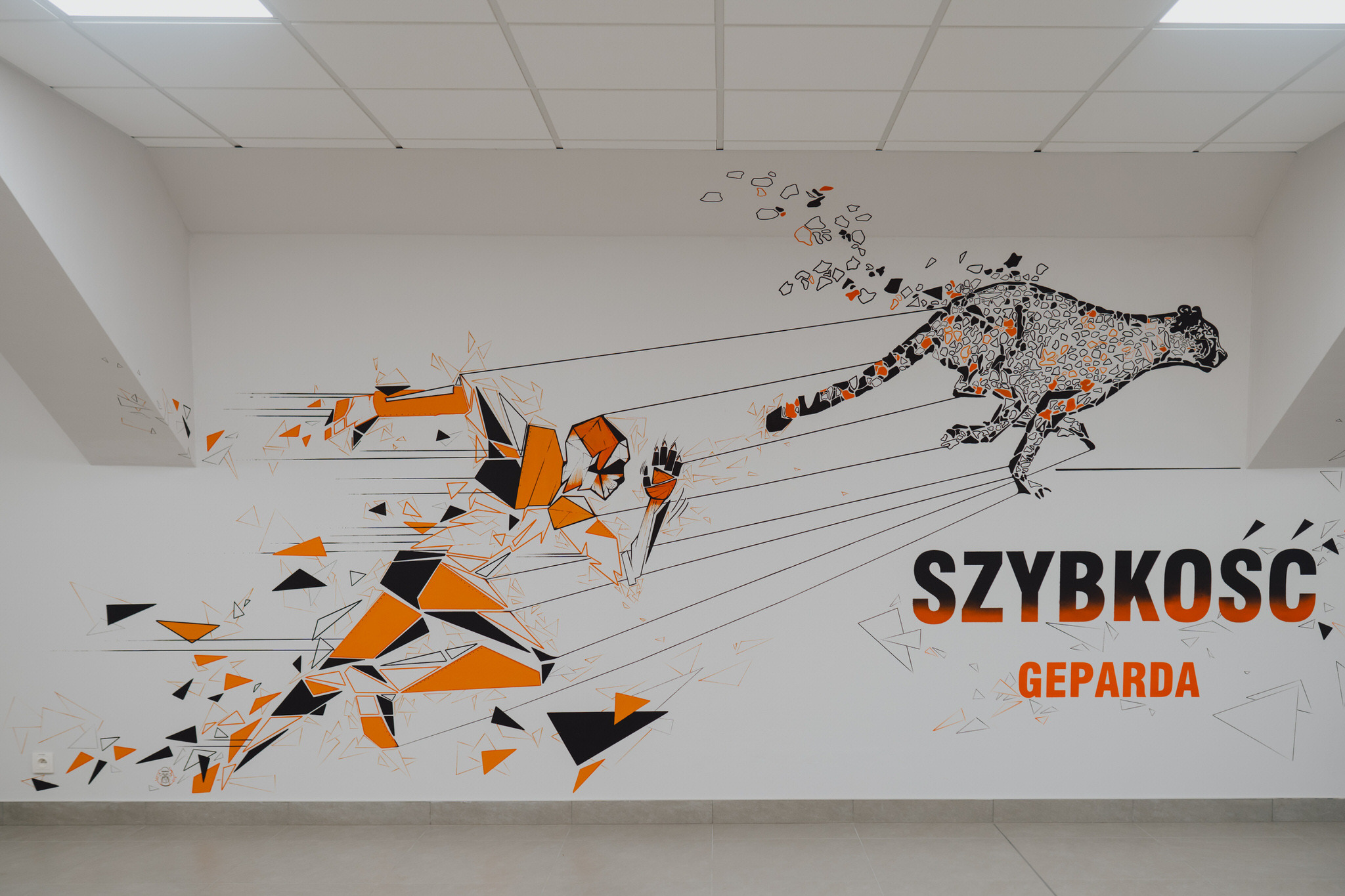 Abstrakcyjna, geometryczna ilustracja geparda i biegacza na białej ścianie z napisem 'Szybkość Geparda' w kolorach czarnym i pomarańczowym.
