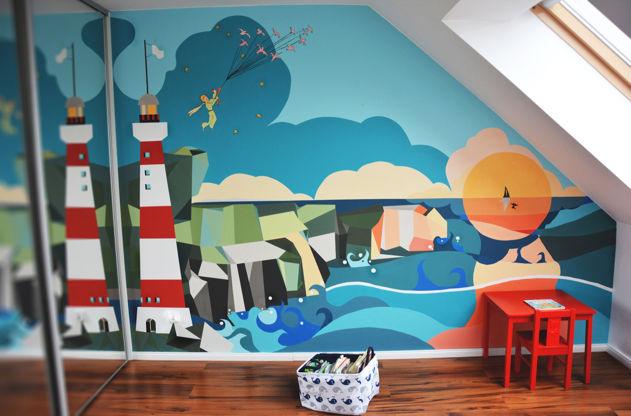 Pokój dziecięcy z muralem inspirowanym 'Małym Księciem', przedstawiającym latarnię morską, chmury, słońce i postać unoszącą się na ptakach, odbicie latarni w lustrze szafy przesuwnej, drewniana...