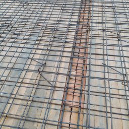 Przedsiębiorstwo Handlowo-Usługowe BUDMIX S.C. - Zbrojenie pod wylewkę na drewnianym szalunku z ceglaną podporą w centralnej części.