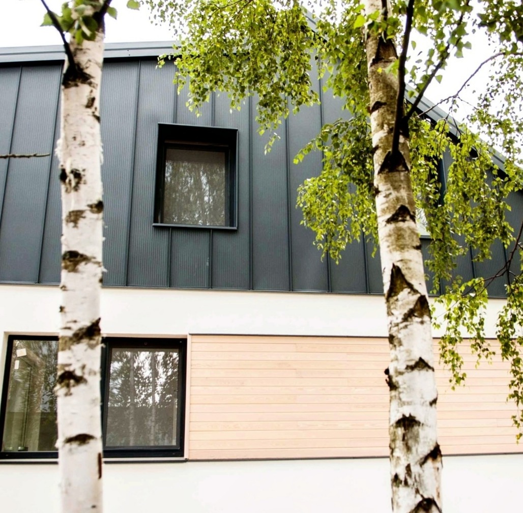 Nowoczesny dom, blacha na rąbek stojący na elewacji