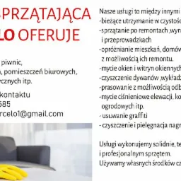 Ulotka reklamowa firmy sprzątającej Marcelo z informacjami o ofercie, numerem telefonu i adresem email, obok której leżą żółte rękawice, zielona ścierka i niebieski spryskiwacz na blacie stołu.