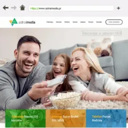 Strona internetowa z uśmiechniętą rodziną oglądającą telewizję, promująca usługi telekomunikacyjne: telewizja, internet i telefon.