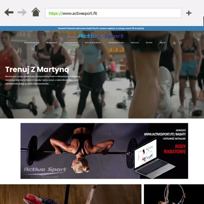 Prezentacja strony internetowej activesport.fit z motywem fitness, ukazująca zajęcia grupowe, trening siłowy i gimnastykę akrobatyczną, z widocznym adresem URL w pasku przeglądarki.