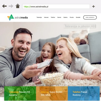 Strona internetowa z uśmiechniętą rodziną oglądającą telewizję, promująca usługi telekomunikacyjne: telewizja, internet i telefon.
