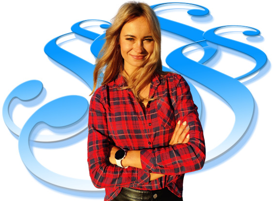 Portret uśmiechniętej kobiety w czerwonej koszuli w kratę, z założonymi rękami, na tle stylizowanych, błękitnych symboli paragrafu.