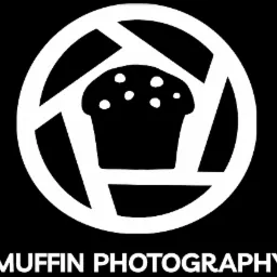Logo firmy fotograficznej: biały obiektyw aparatu z babeczką w środku na czarnym tle, napis 'MUFFIN PHOTOGRAPHY' pod spodem.