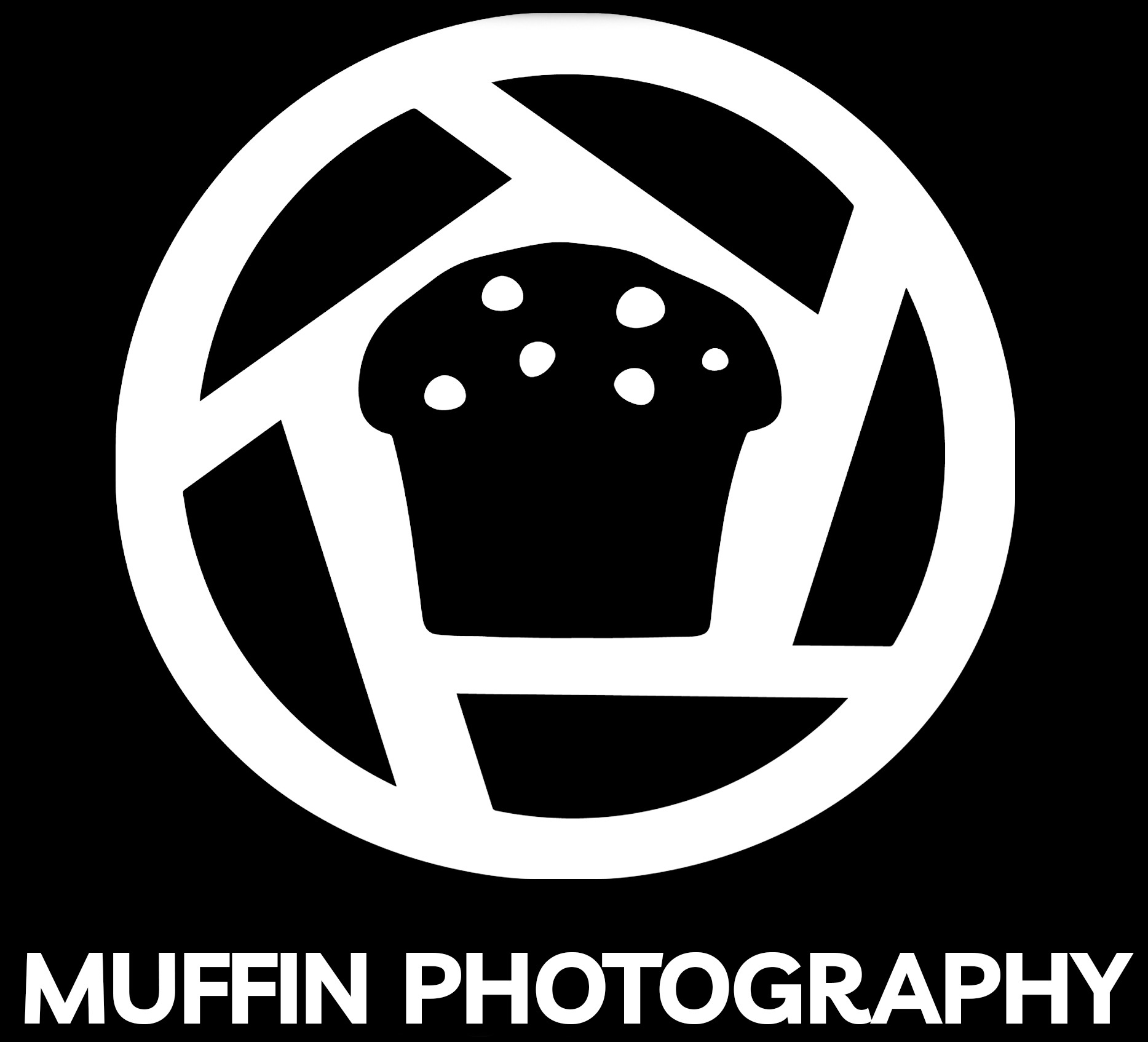 Logo firmy fotograficznej: biały obiektyw aparatu z babeczką w środku na czarnym tle, napis 'MUFFIN PHOTOGRAPHY' pod spodem.