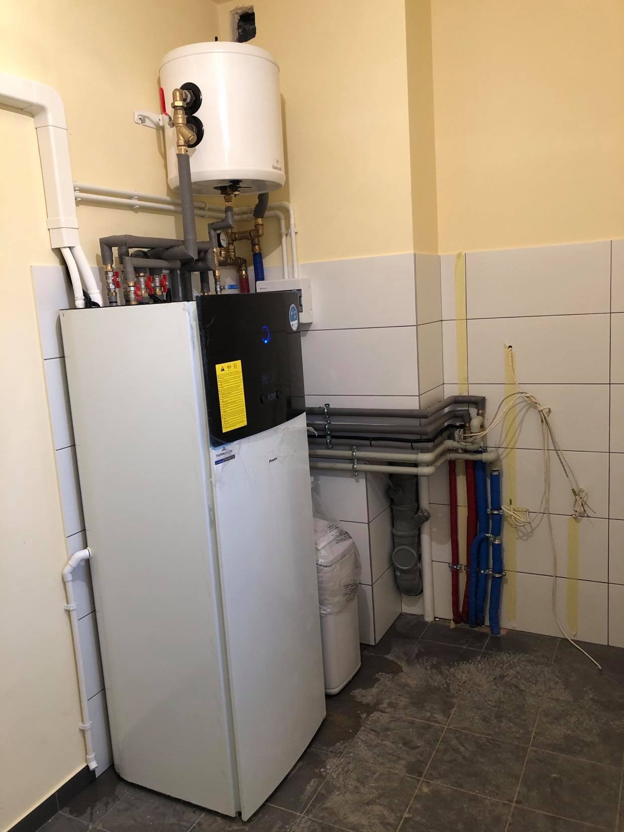 Instalacja pompy ciepła z wbudowanym zasobnikiem c.w.u. firmy Daikin