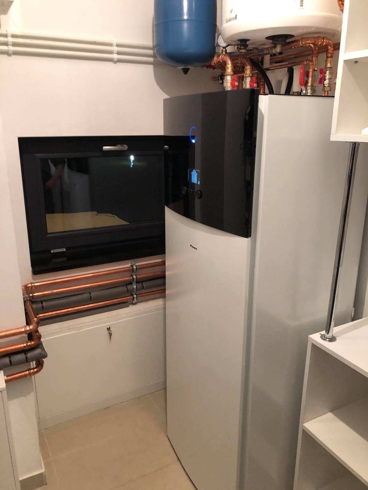 Jednostka wewnętrzna pompy ciepła z wbudowanym zasobnikiem c.w.u. firmy Daikin