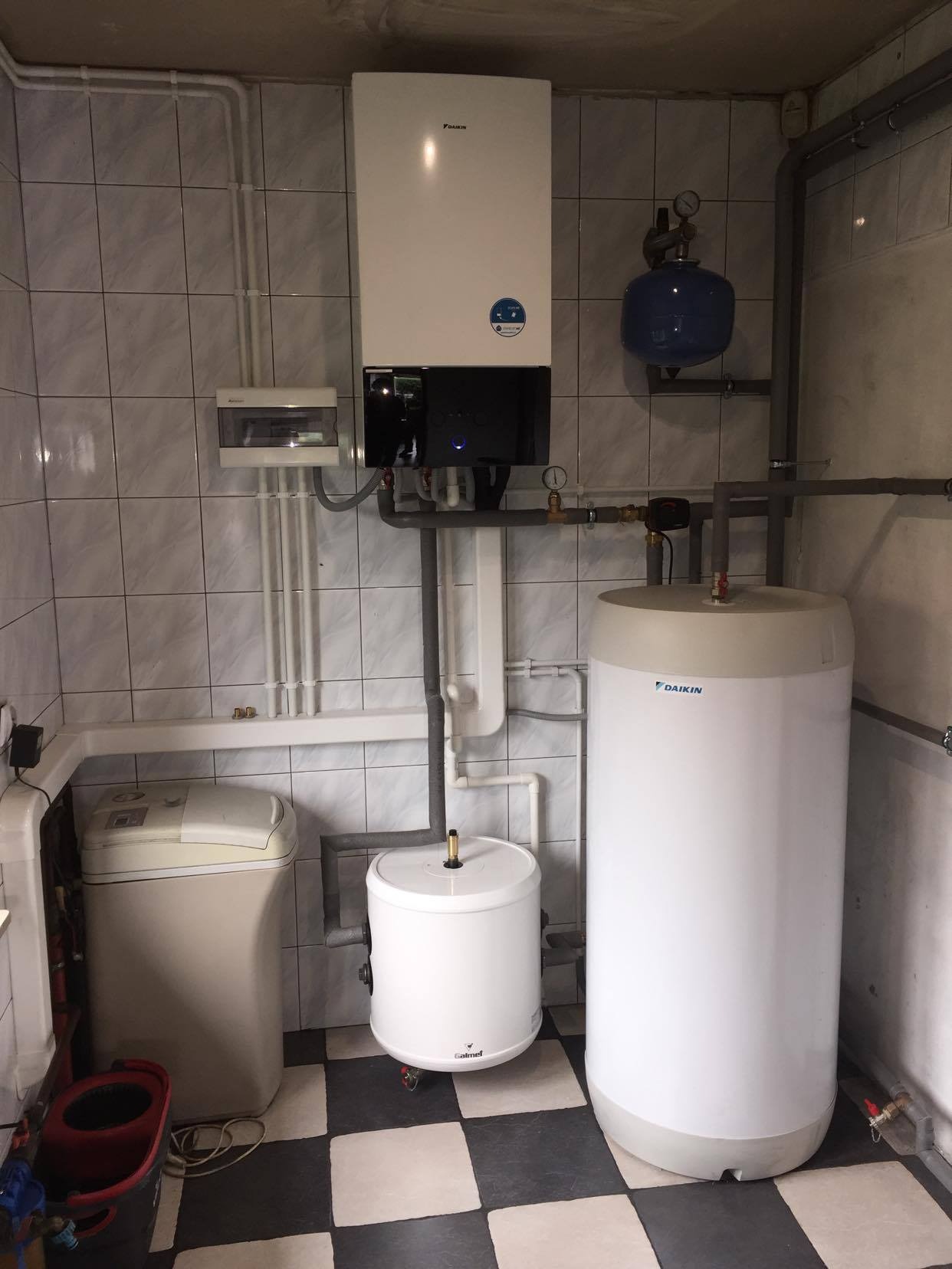 Instalacja pompy ciepła z zewnętrznym zbiornikiem c.w.u. firmy Daikin