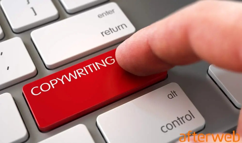 Palec wskazujący naciska czerwony klawisz z napisem COPYWRITING na białej klawiaturze.