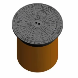 Szaro-czarna, okrągła pokrywa włazu kanalizacyjnego z brązową rurą, widoczne oznaczenia norm i producenta