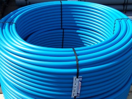 Zwój niebieskiego węża z tworzywa sztucznego, zabezpieczony czarnymi taśmami, etykieta z ceną widoczna u dołu.