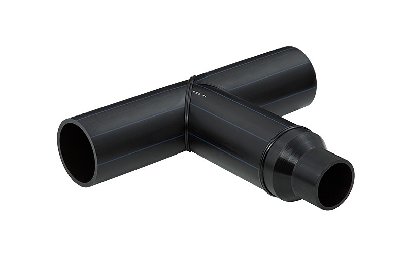 Czarny trójnik z tworzywa sztucznego z niebieskimi paskami, połączony opaską zaciskową, na białym tle.