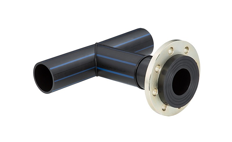 Złączka T-kształtna z rur polietylenowych z niebieskimi paskami, połączona opaską zaciskową, z przykręconym kołnierzem stalowym, na białym tle.